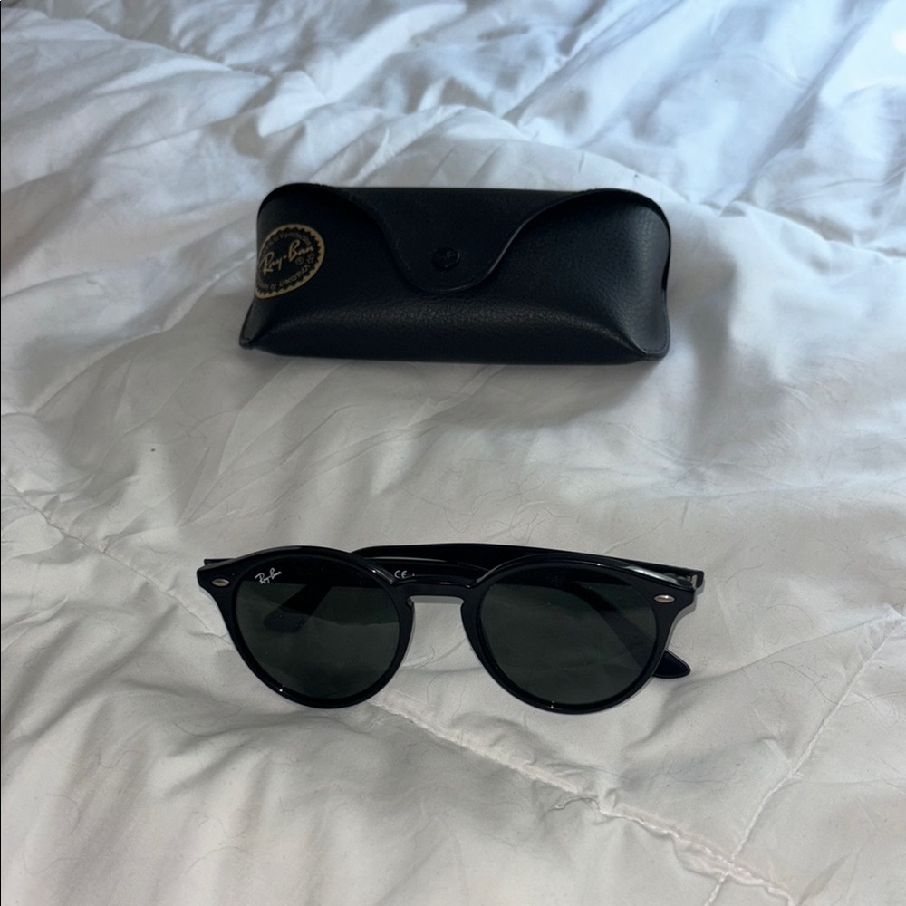 Ray-Ban Round Classic Black Sunglasses with Case